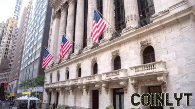 US Job Market Shows Resilience Amidst Extended Government Shutdown